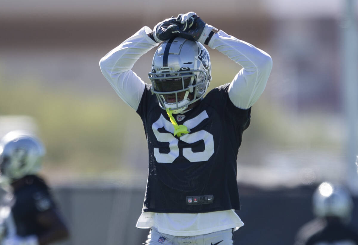 Raiders middle linebacker Marquel Lee (55) takes a rest between drills during a practice sessio ...
