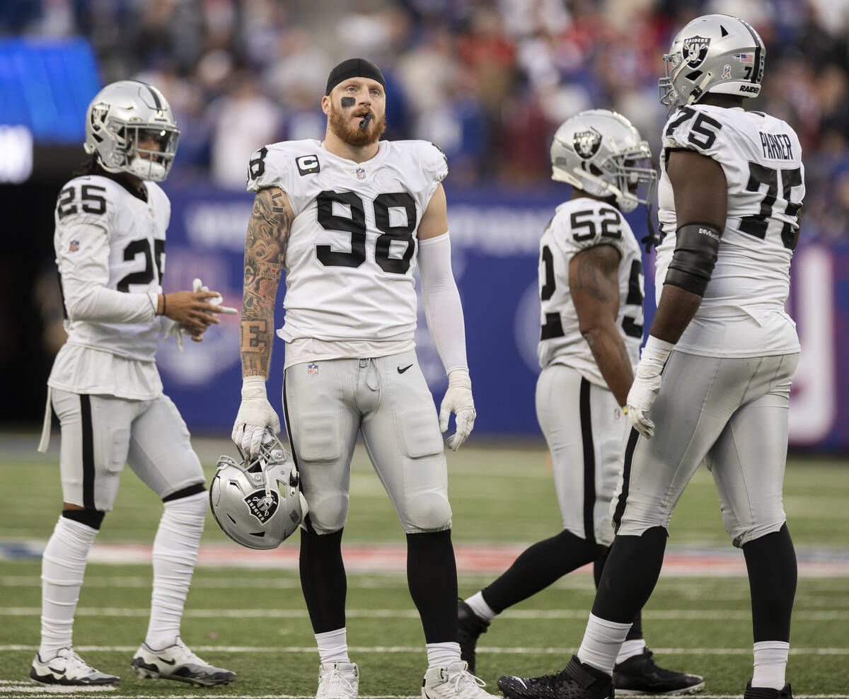 Las Vegas Raiders defensive end Maxx Crosby (98) looks dejected after a late Raiders turnover i ...