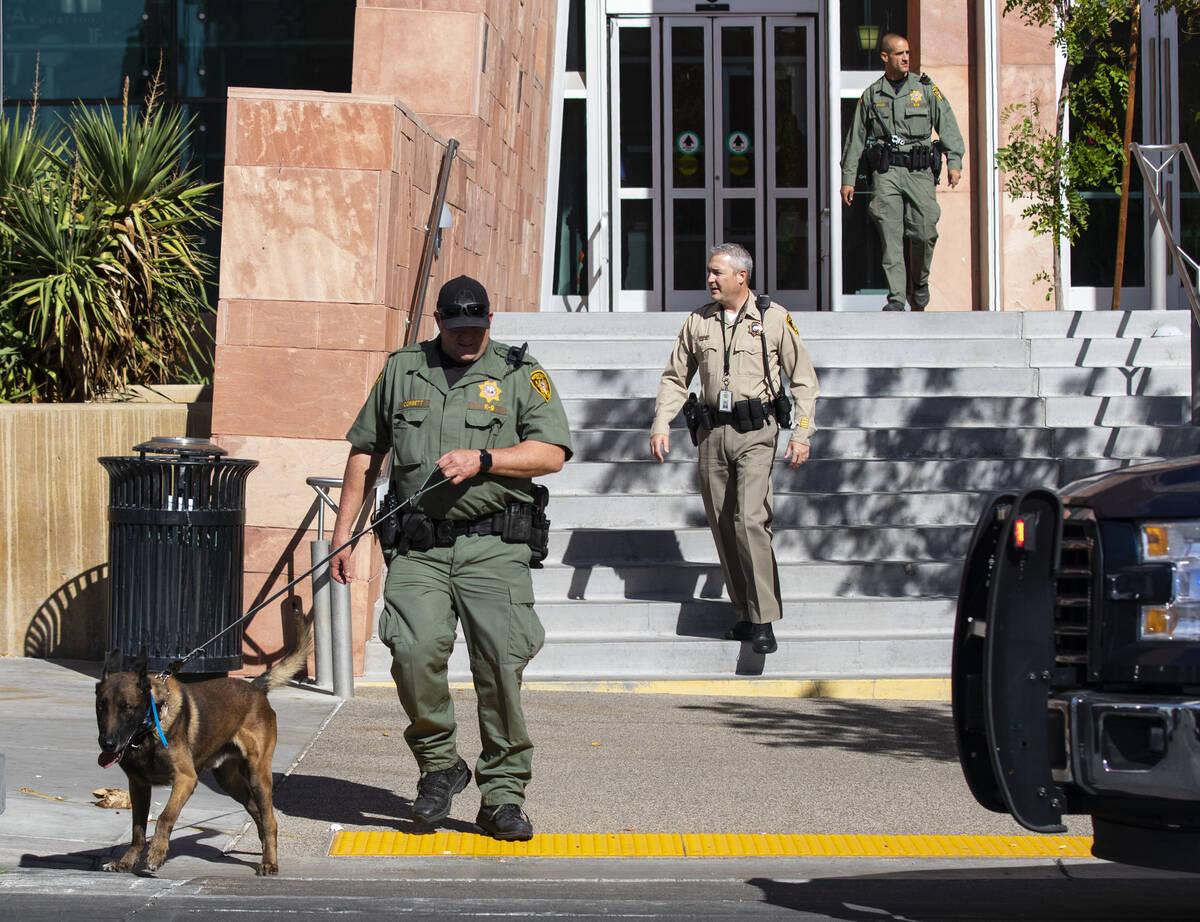Las Vegas police assist the Regional Justice Center regarding a bomb threat, on Monday, Nov. 8, ...