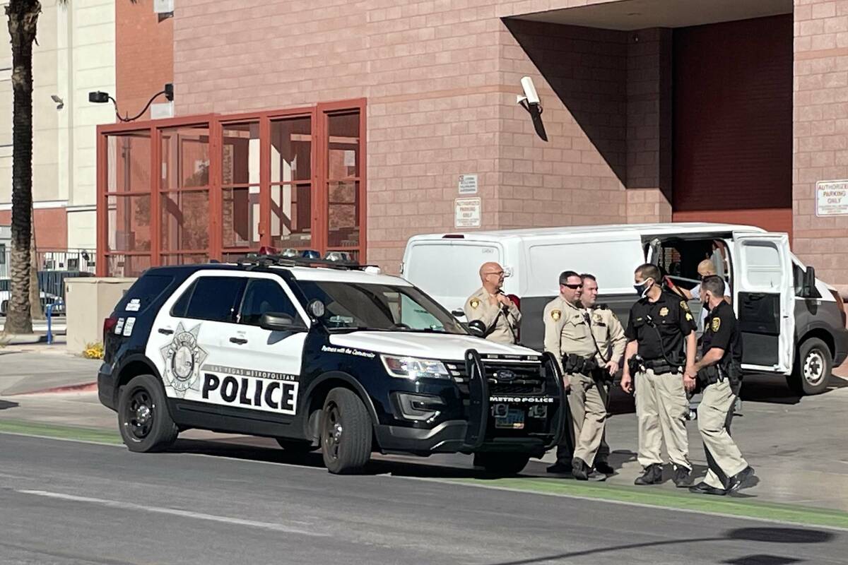 Las Vegas police assist the Regional Justice Center regarding a bomb threat in downtown Las Veg ...