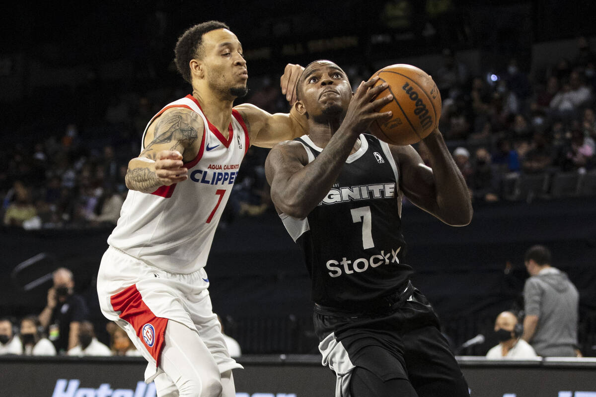 NBA G League IgniteÕs Amauri Hardy (7) drives past Agua Caliente ClippersÕ Amir Coffe ...