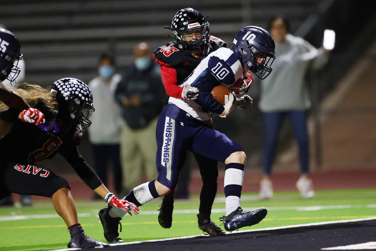 Shadow Ridge's Maddyx Valenzuela (10) runs the ball for a touchdown under pressure from Las Veg ...