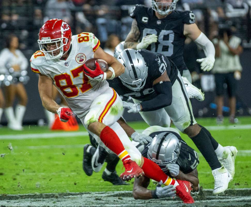 Kansas City Chiefs tight end Travis Kelce (87) escapes a tackle attempt by Raiders middle lineb ...