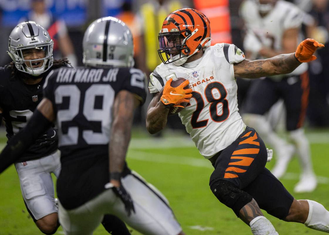 Cincinnati Bengals running back Joe Mixon (28) rushes past Raiders cornerback Casey Hayward (29 ...