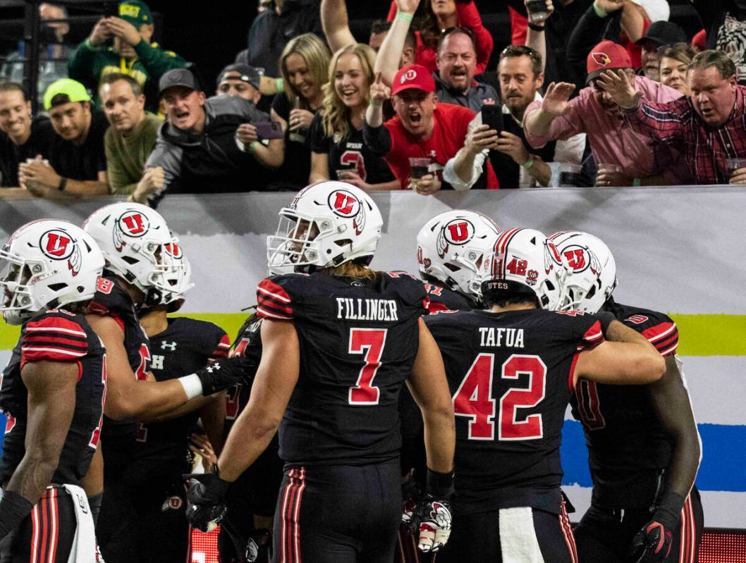 Utah Utes linebacker Devin Lloyd (0) celebrates his touchdown with his teammates after intercep ...