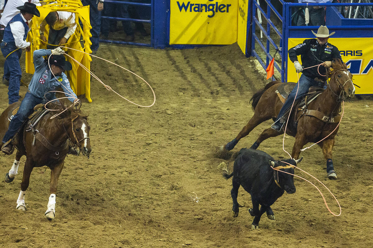 Heeler Jake Long, left, of Coffeyville, Kan., and Header Clay Tryan of Billings, Mont., work to ...