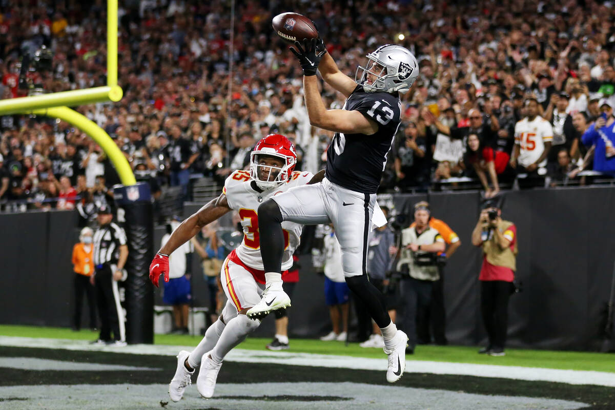 Raiders wide receiver Hunter Renfrow (13) makes a touchdown catch under pressure from Kansas Ci ...