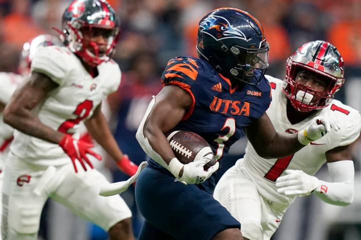 UTSA running back Sincere McCormick (3) runs around Western Kentucky defensive back Antwon Kinc ...