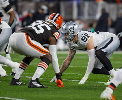 Raiders defensive end Maxx Crosby (98) lines up against Cleveland Browns tight end David Njoku ...