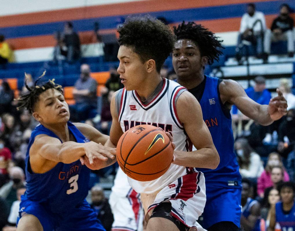 Bishop GormanÕs John Mobley jr. (3) and Keenan Bey (2) defend against Liberty HighÕs ...