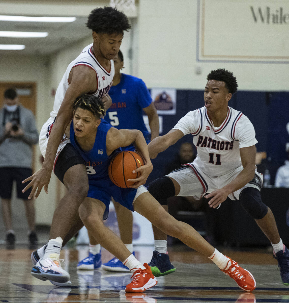 Bishop GormanÕs John Mobley jr. (3) tries to drive past against Liberty HighÕs Joshua ...