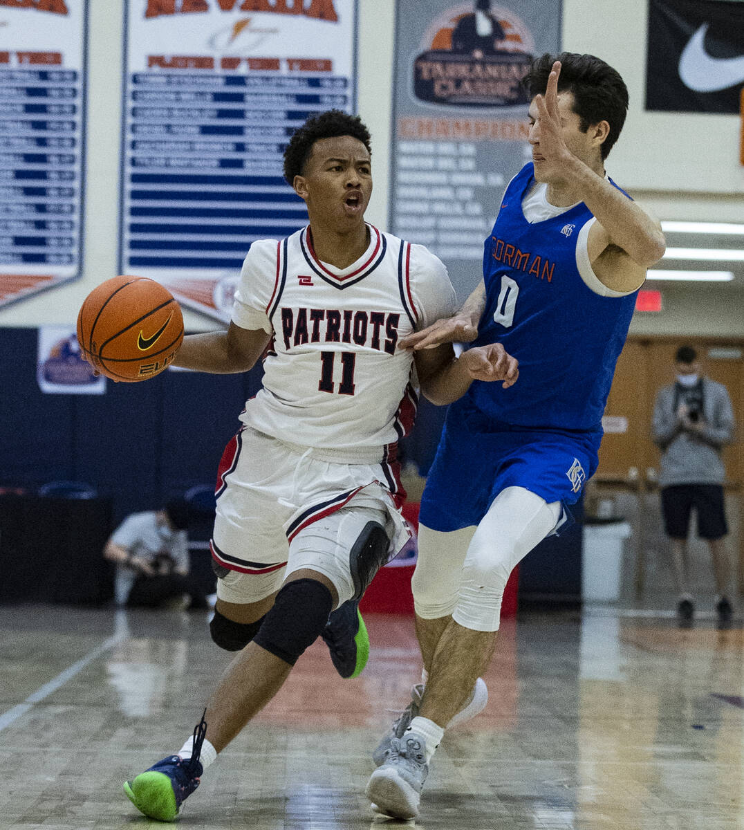 Liberty HighÕs Dedan Thomas (11) drives past Bishop GormanÕs Ryan Abelman (0) during ...