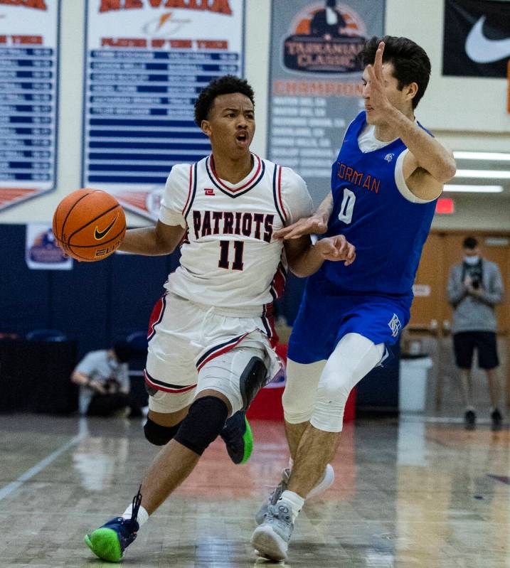 Liberty HighÕs Dedan Thomas (11) drives past Bishop GormanÕs Ryan Abelman (0) during ...