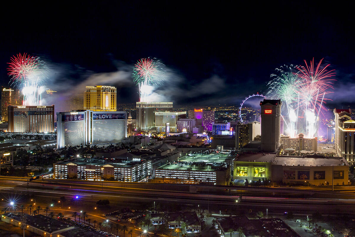 Los fuegos artificiales de la víspera de Año Nuevo estallan sobre el Strip, vistos desde el V ...
