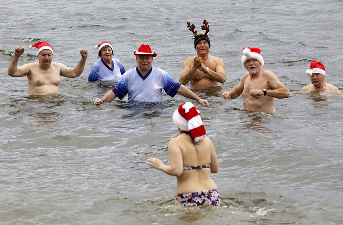 Members of the winter swimming club "Pirrlliepausen" go into Lake Senftenberg, which ...