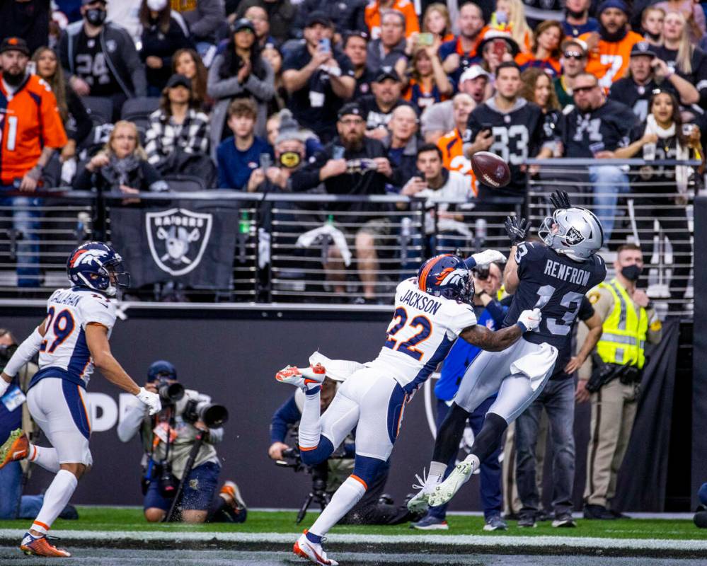 Raiders wide receiver Hunter Renfrow (13) extends for a touchdown catch as Denver Broncos safet ...