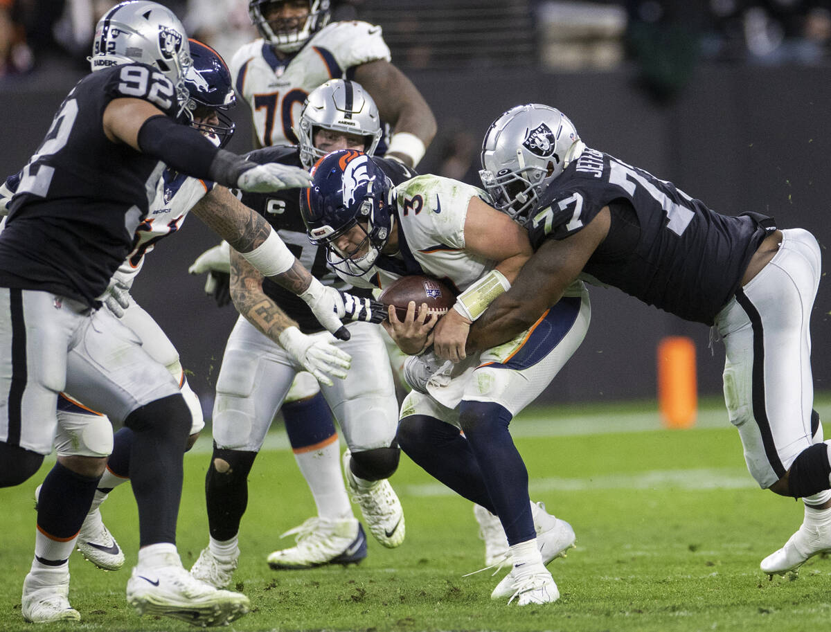 Raiders defensive tackle Quinton Jefferson (77) and Raiders defensive end Solomon Thomas (92) s ...