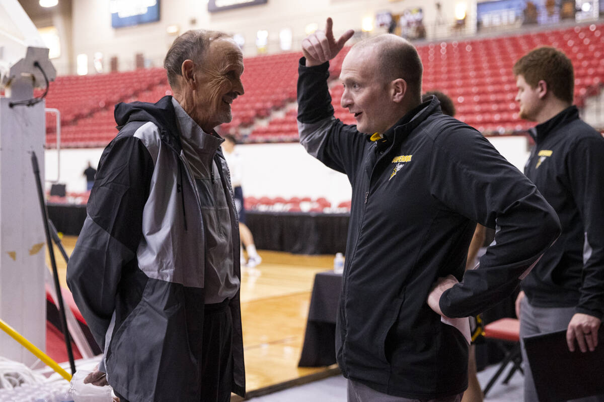 Bill Scoble, left, a member of UNLV's first basketball coaching staff, speaks with men’s ...