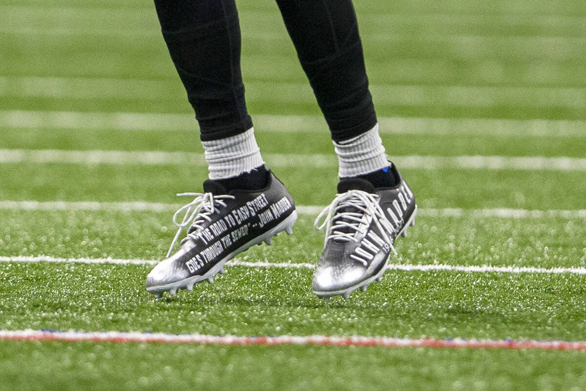 Raiders wide receiver DeSean Jackson (1) wears cleats to honor the memory of former Raiders’ ...