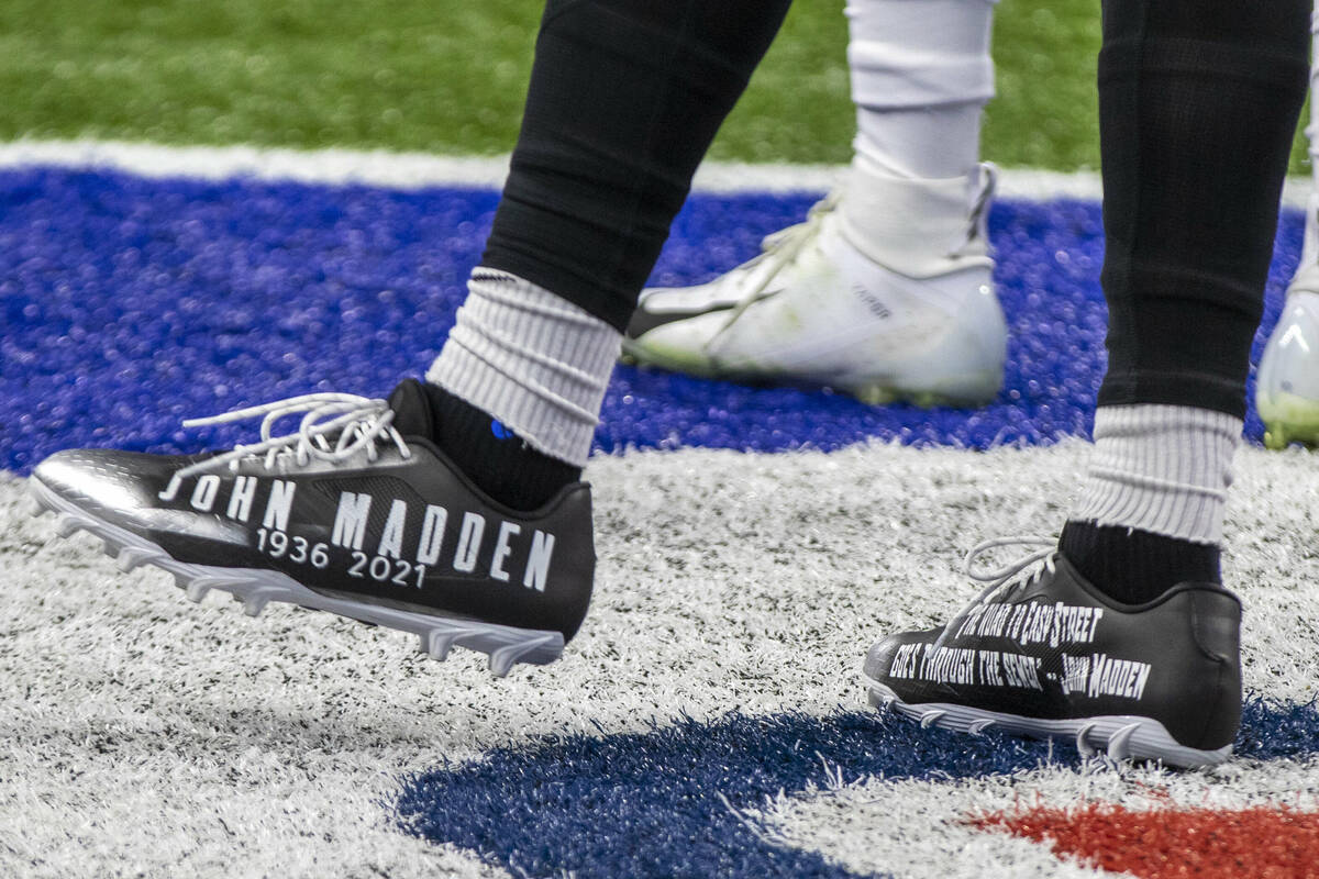 Raiders wide receiver DeSean Jackson (1) wears cleats to honor the memory of former Raiders’ ...