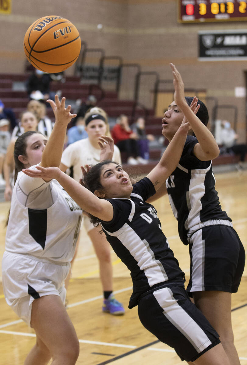 Desert Oasis’ Elin Guzelkucuk (3) fights for a loose ball with Faith Lutheran’s L ...