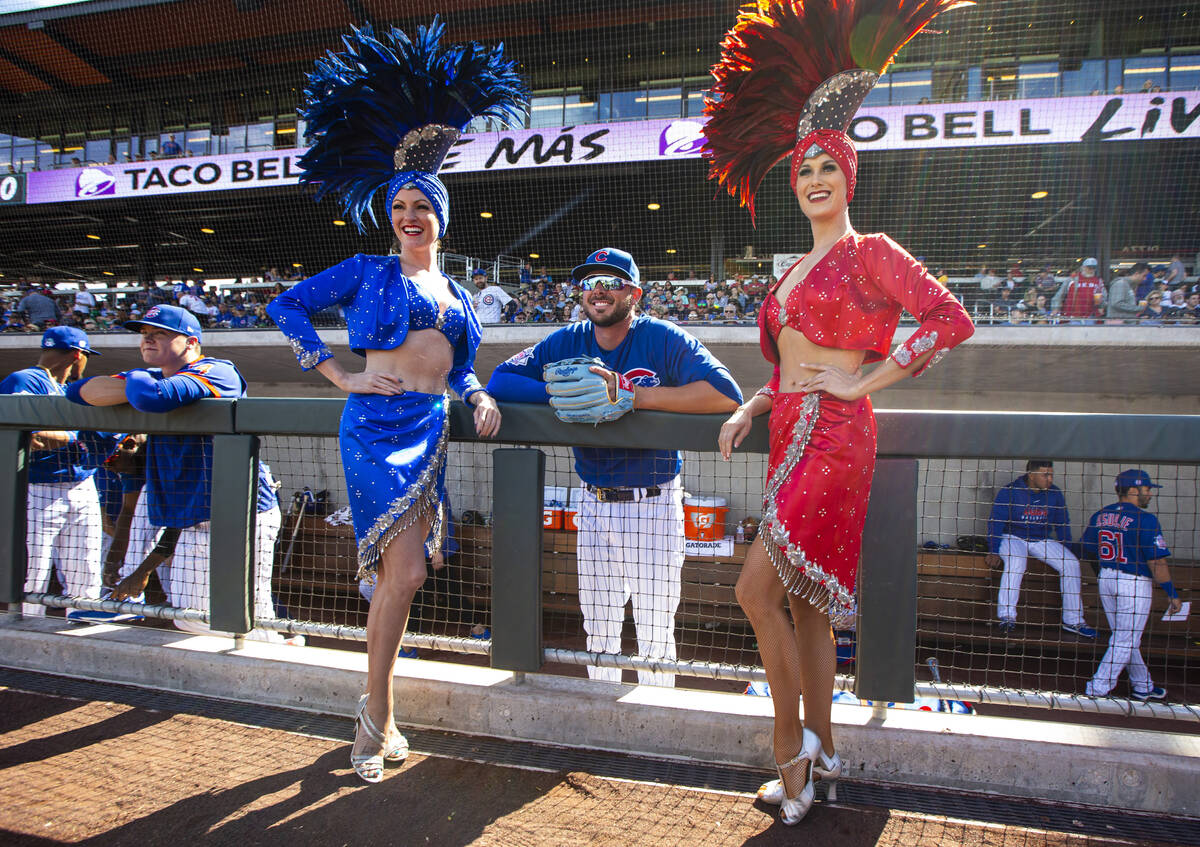 Showgirls Jennifer Vossmer, left, and Carolin Feigs, right, pose for a photo with Chicago Cubs' ...