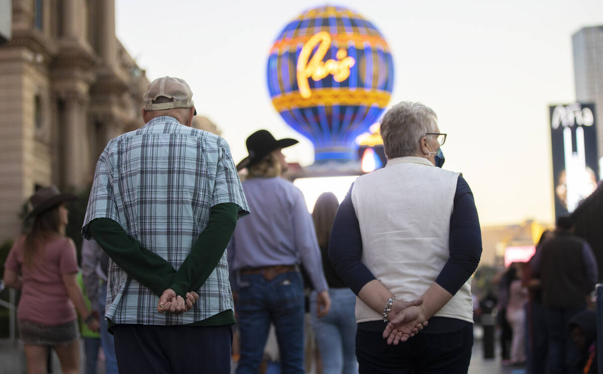 Tourists fill the Strip on Saturday, Dec. 4, 2021, in Las Vegas. (Benjamin Hager/Las Vegas Revi ...