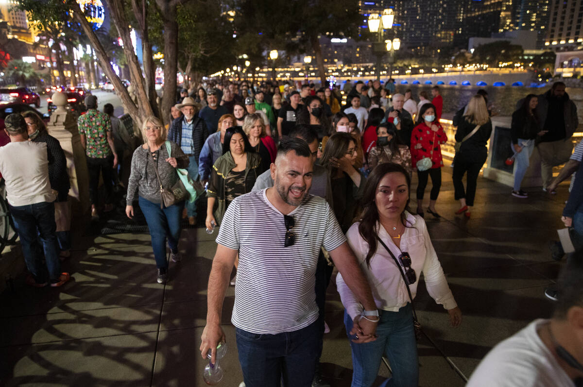 Tourists fill the Strip on Saturday, Dec. 4, 2021, in Las Vegas. (Benjamin Hager/Las Vegas Revi ...