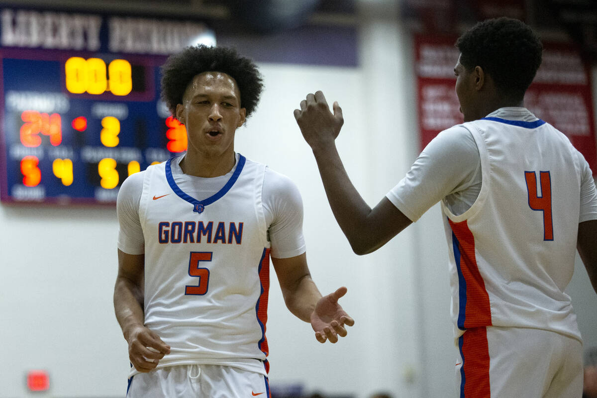 Bishop Gorman’s Darrion Williams (5) celebrates with his teammate Jason Richardson (4) d ...