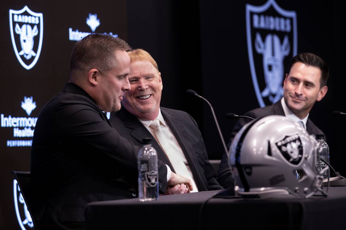 Raiders head coach Josh McDaniels, left, shakes hands with Raiders owner Mark Davis as Raiders ...