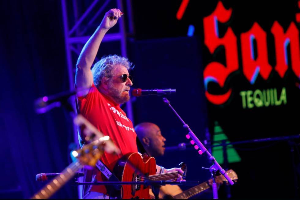 Sammy Hagar, a la izquierda, y Vic Johnson, a la derecha, tocan durante el concierto de Sammy H ...