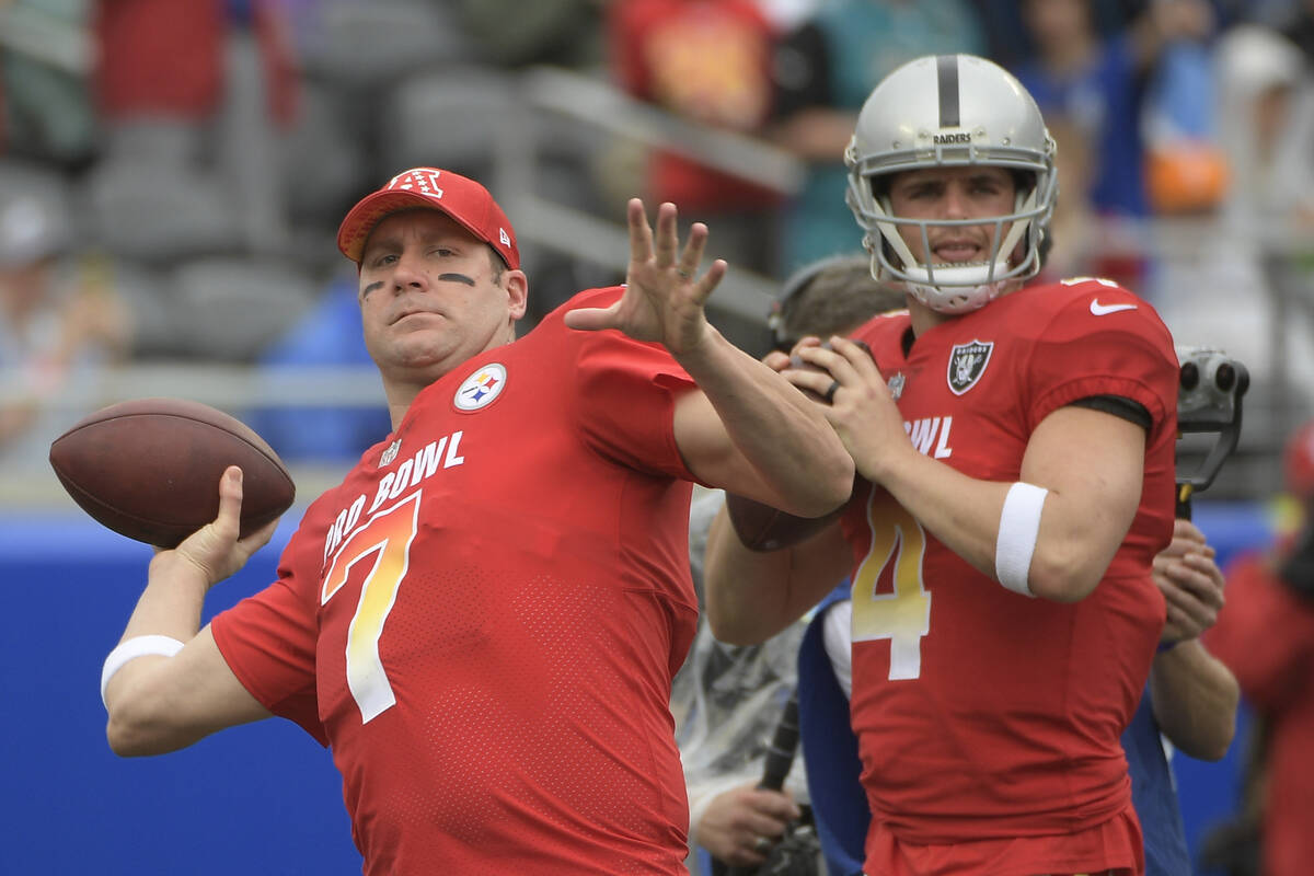 AFC quarterbacks Ben Roethlisberger (7), of the Pittsburgh Steelers and Derek Carr (4), of the ...