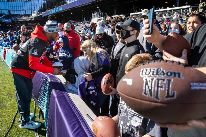 Raiders linebacker Denzel Perryman signs autographs for fans during AFC Pro Bowl team practice ...