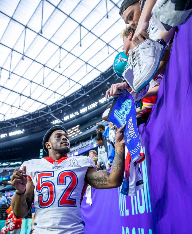 AFC inside linebacker Denzel Perryman of the Las Vegas Raiders (52) signs autographs after the ...