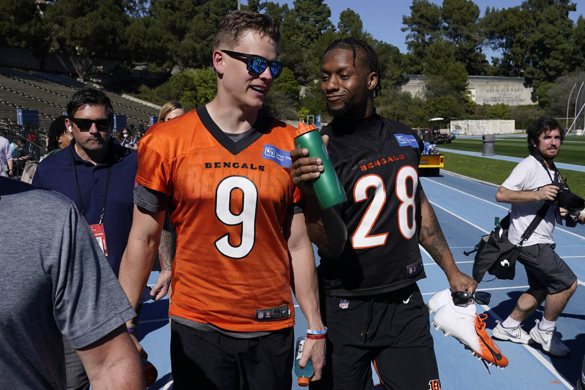 Cincinnati Bengals running back Joe Mixon (28) pretends to jokingly do an interview with teamma ...