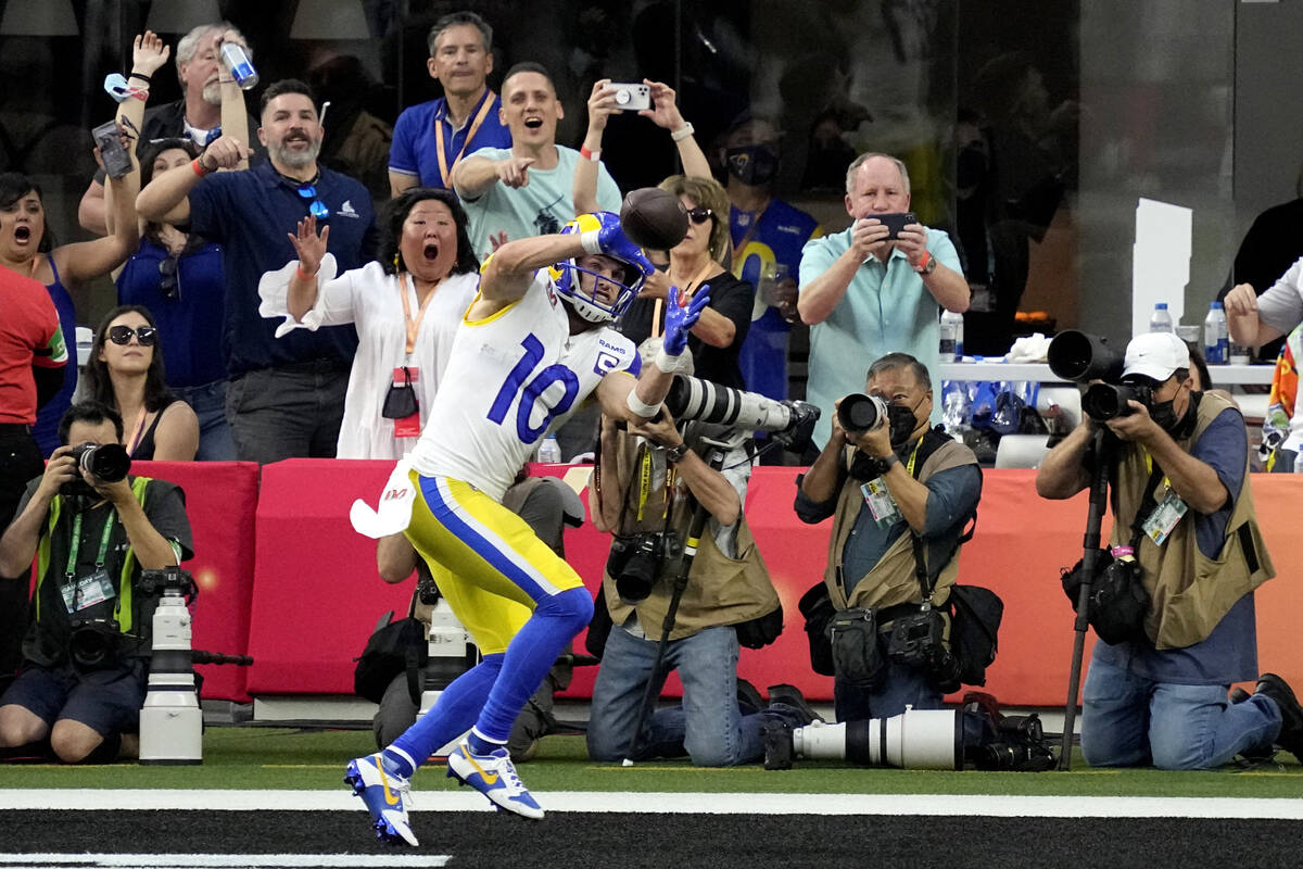 Los Angeles Rams wide receiver Cooper Kupp (10) pulls in a touchdown pass against the Cincinnat ...