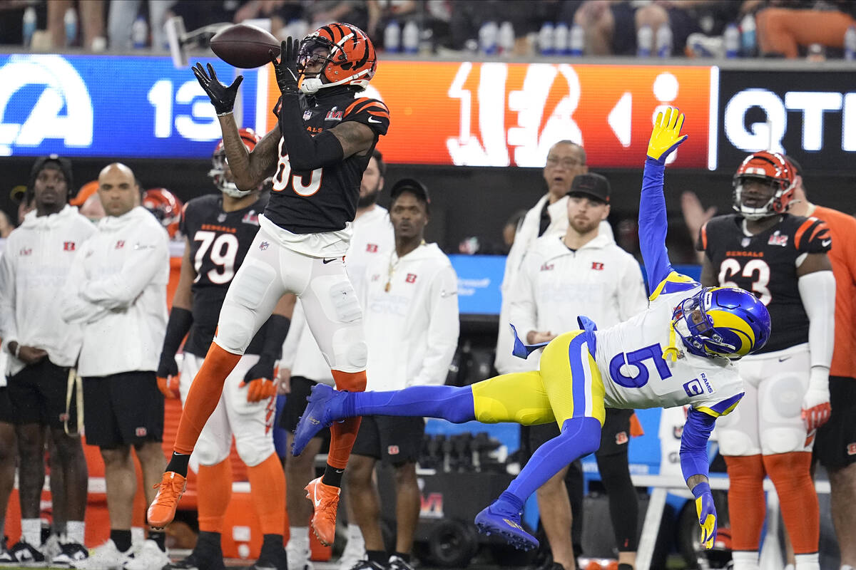 Cincinnati Bengals wide receiver Tee Higgins (85) catches a pass against Los Angeles Rams corne ...