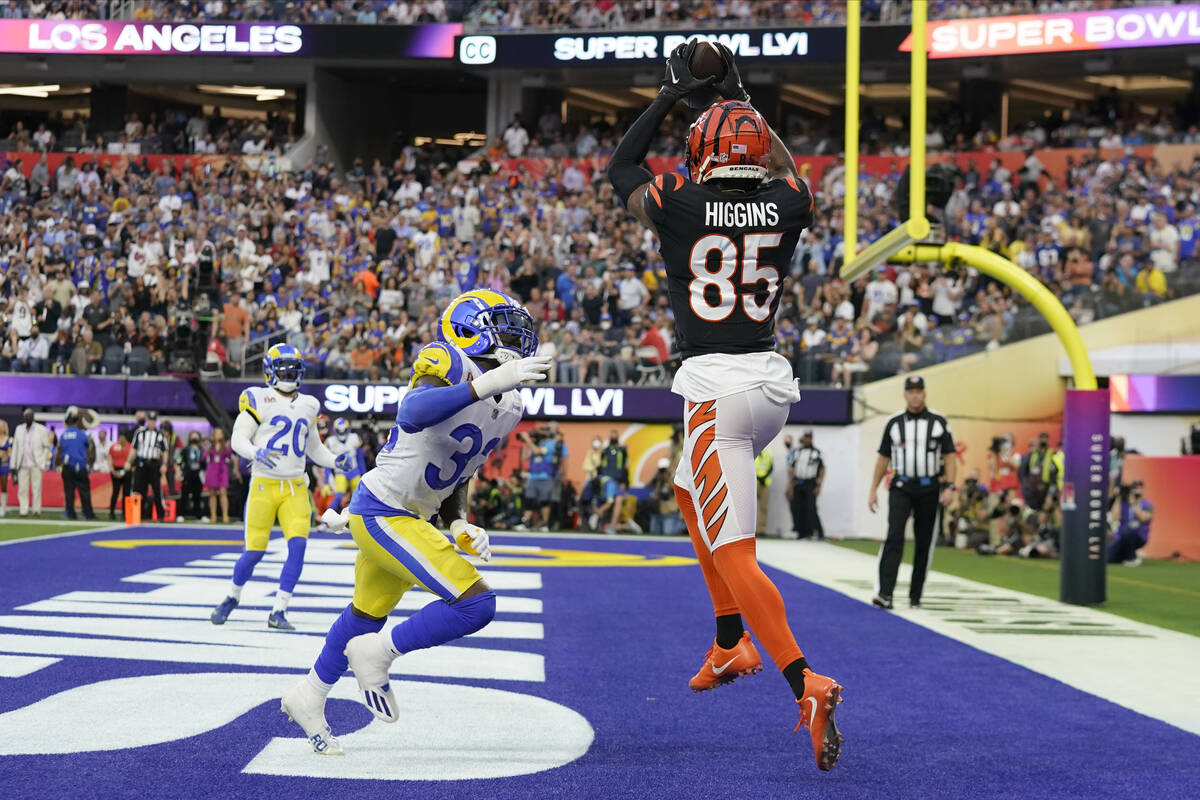 Cincinnati Bengals wide receiver Tee Higgins (85) catches a touchdown pass against Los Angeles ...