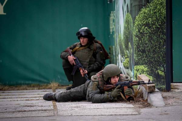 Ukrainian soldiers take positions in downtown Kyiv, Ukraine, Friday, Feb. 25, 2022. Russia pres ...