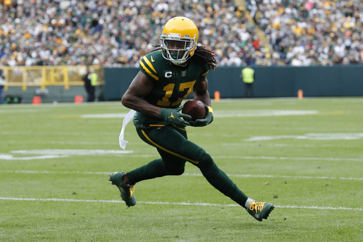 Green Bay Packers wide receiver Davante Adams (17) runs the ball after a catch against the Wash ...