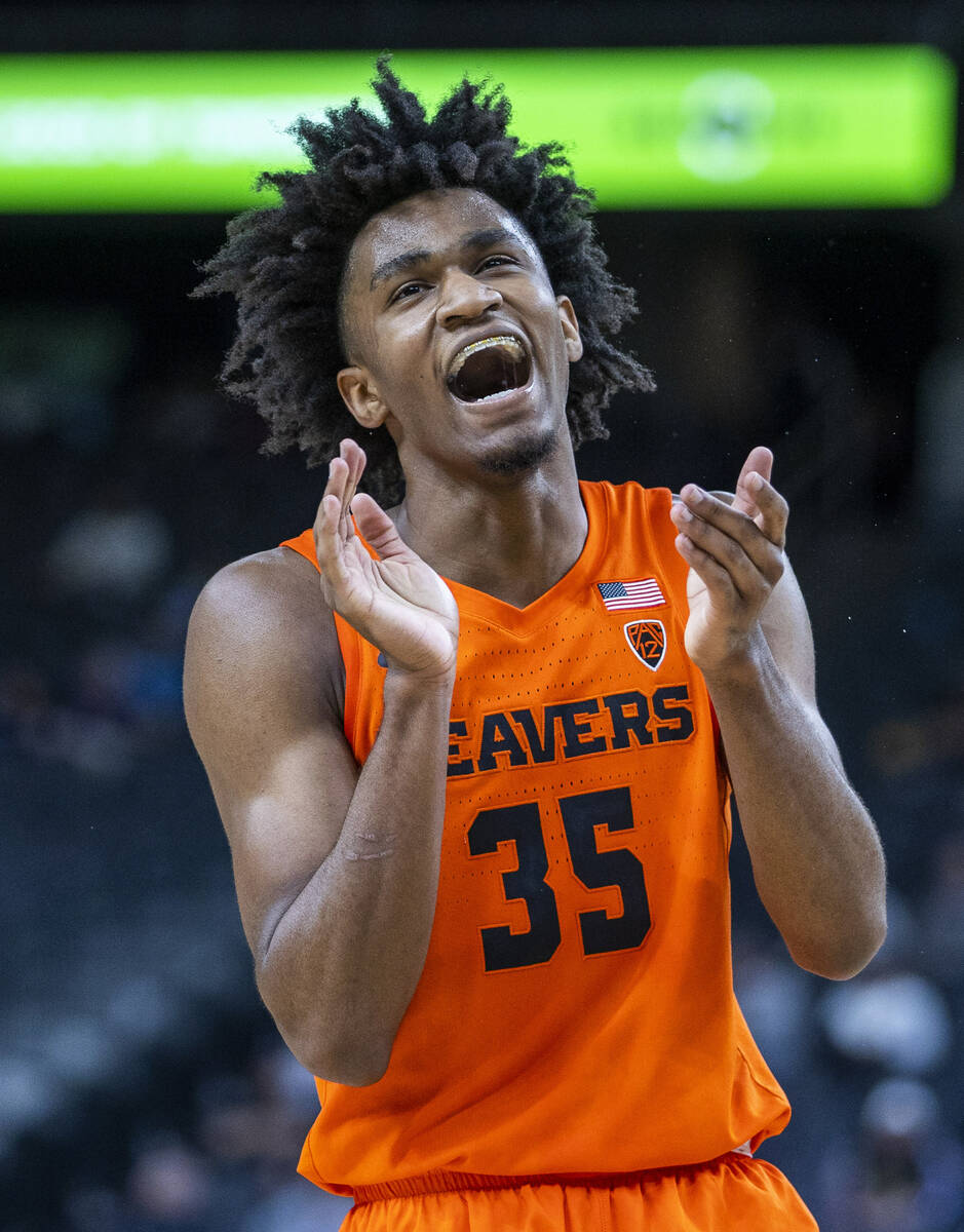 Oregon State Beavers forward Glenn Taylor Jr. (35) is pumped as they close the gap to three poi ...