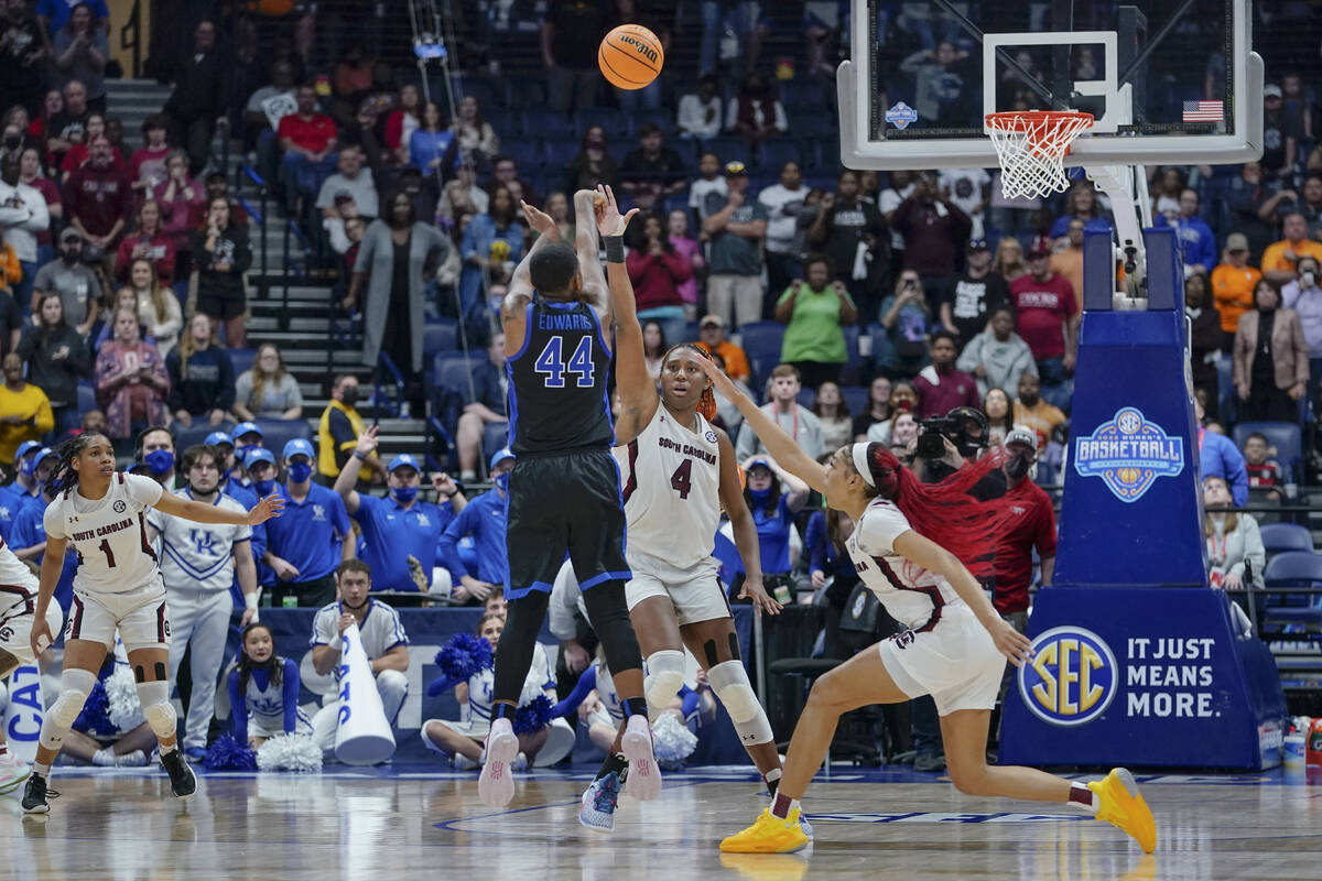 Kentucky's Dre'una Edwards (44) makes the winning shot to beat South Carolina in the NCAA women ...