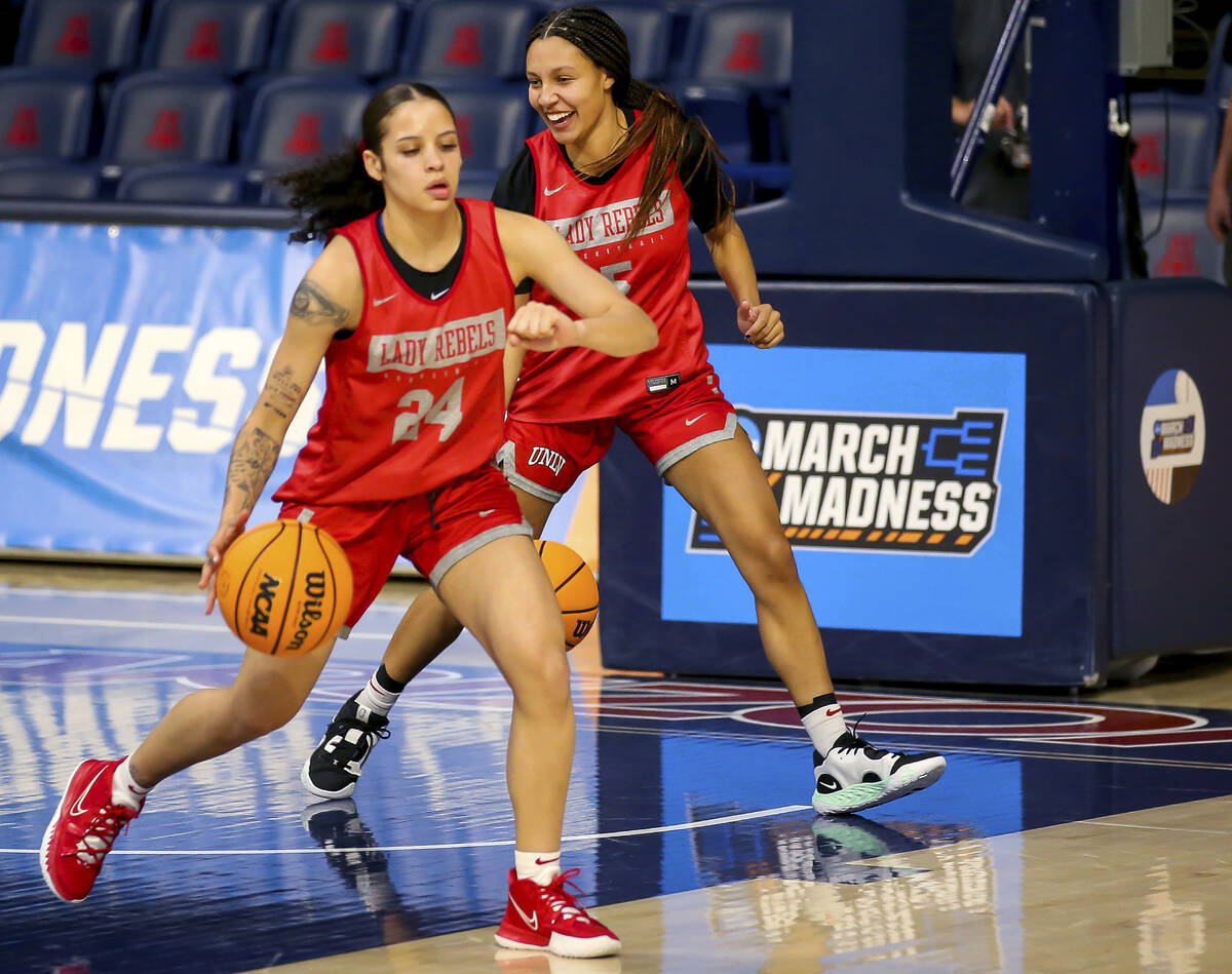 UNLV guard Jade Thomas, right, runs a warmup drill with guard Essence Booker (24) and other tea ...