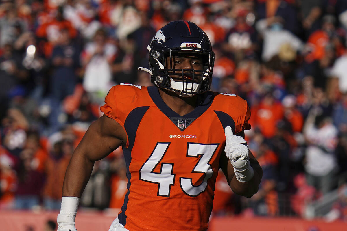 Denver Broncos inside linebacker Micah Kiser (43) runs against the Cincinnati Bengals in the fi ...