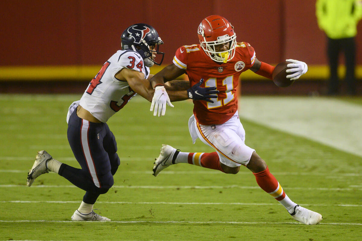 Houston Texans cornerback John Reid (34) tries to tackle Kansas City Chiefs wide receiver Demar ...