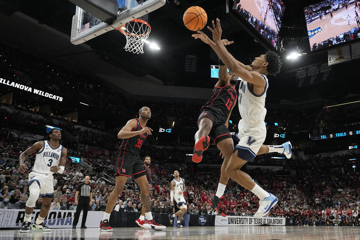 Villanova forward Jermaine Samuels, right, shoots over Houston forward J'Wan Roberts during the ...