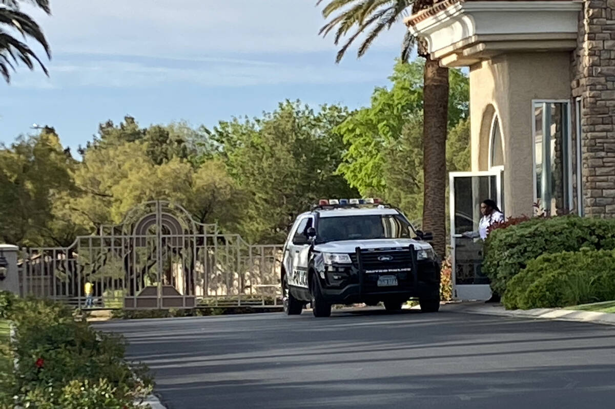 Las Vegas police investigate a shooting in Summerlin on Monday, April 11, 2022. (Glenn Puit/Las ...