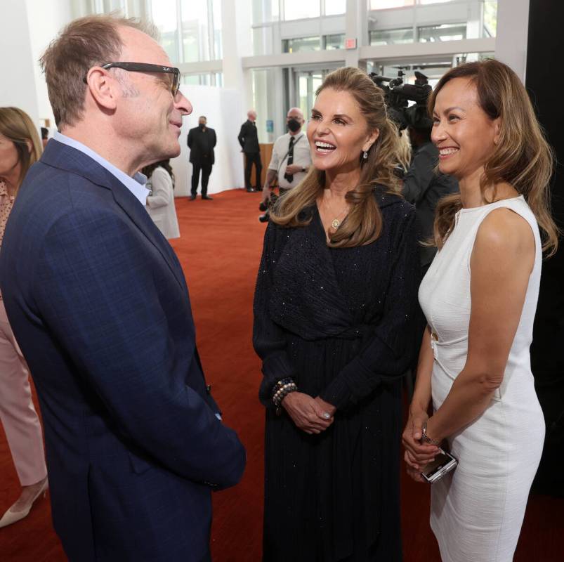 Maria Shriver, center, mingles with Anders Hurtig and Lena Evans, both of Las Vegas, during a M ...