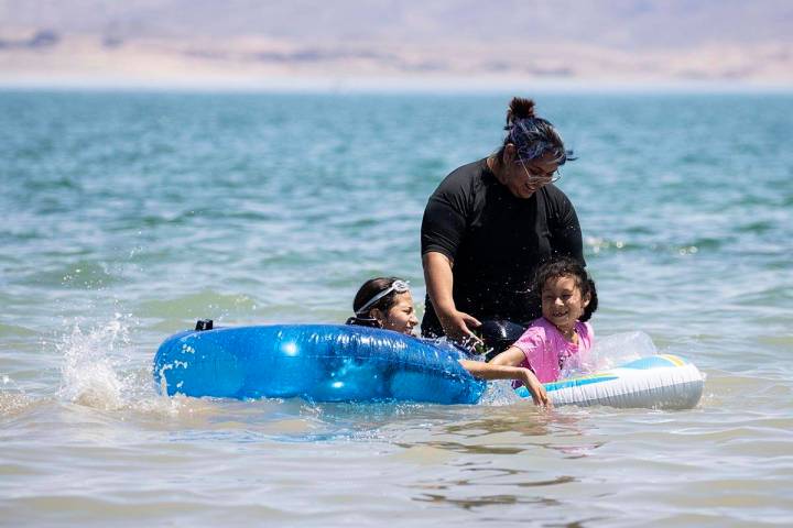 Sandy Bianfranco, 12, left, and her sister Belen, 6, both of Los Angeles, play with their cousi ...
