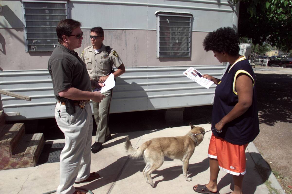 Las Vegas Detective Jim Buczek, left, shows Janice Johnson, right, a flier with photos of doubl ...